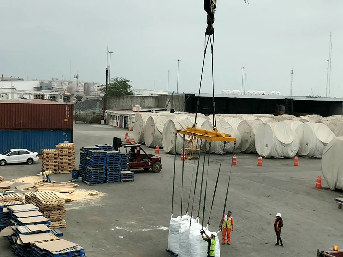Izaje con eslingas y cuadrilla en muelle
